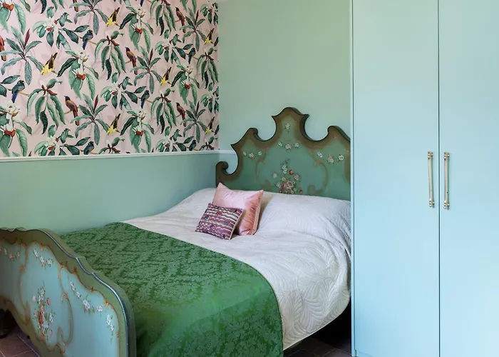 Pink - By Myhomeincomo Villa